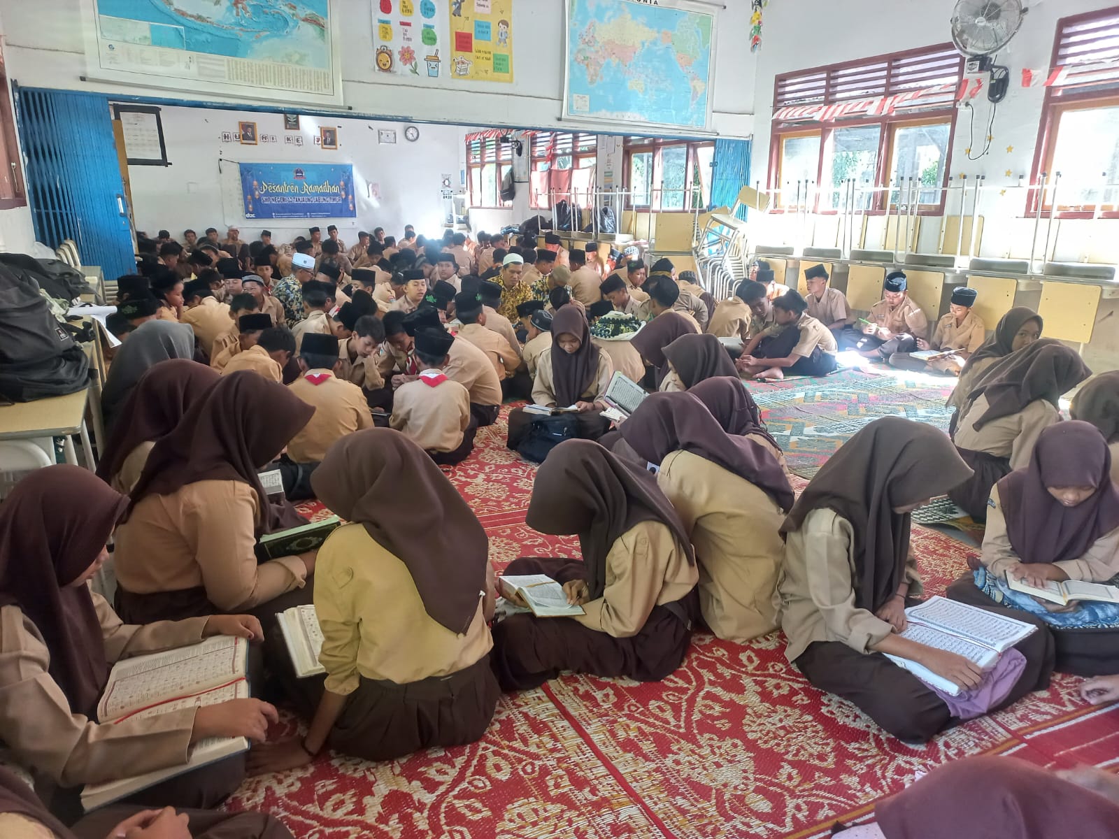 Membangun Generasi Islami yang Berakhlak Mulia di Bulan Ramadhan 1446 H SMPN 12 Tanjab Timur